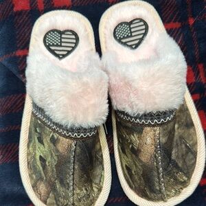 Mossy Oak Women's Camouflage Slippers with Pink Fur